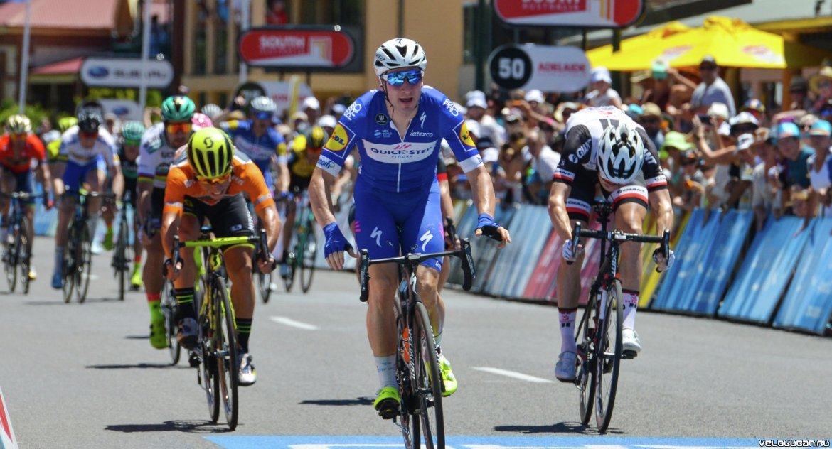 Итальянец Вивиани выиграл третий этап веломногодневки "Тур Даун Андер"