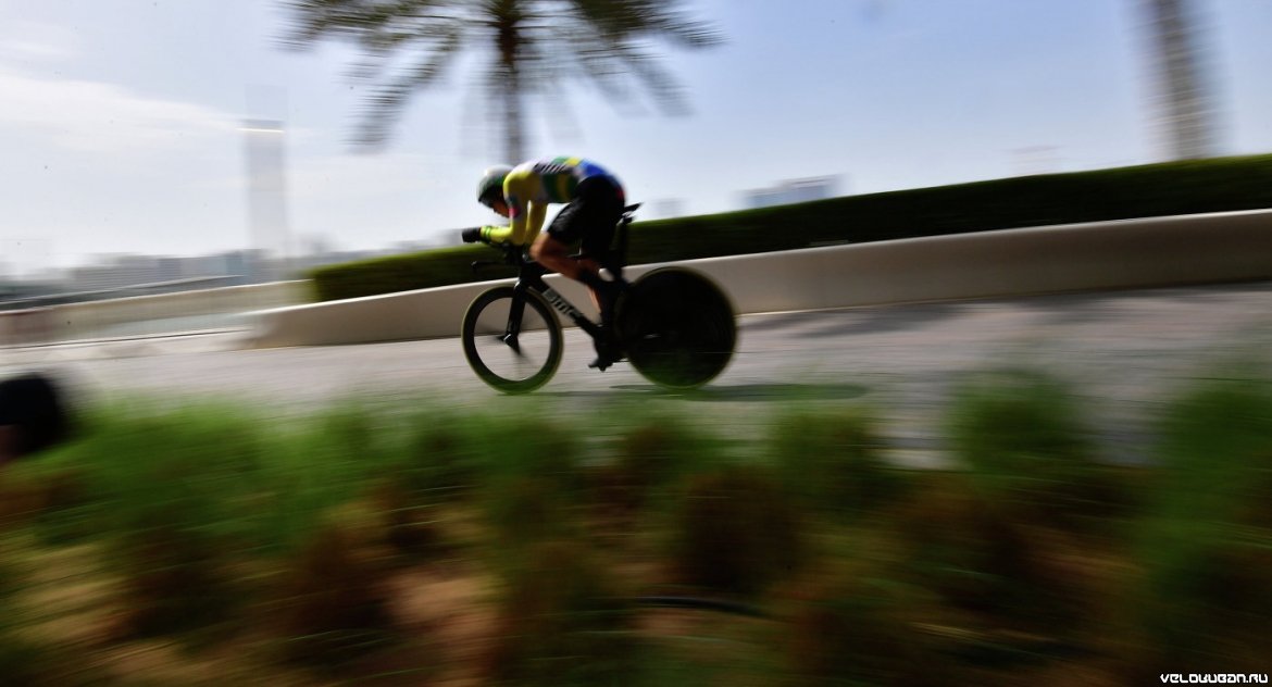 Австралийский велогонщик Роан Деннис выиграл четвертый этап "Тура Абу-Даби"