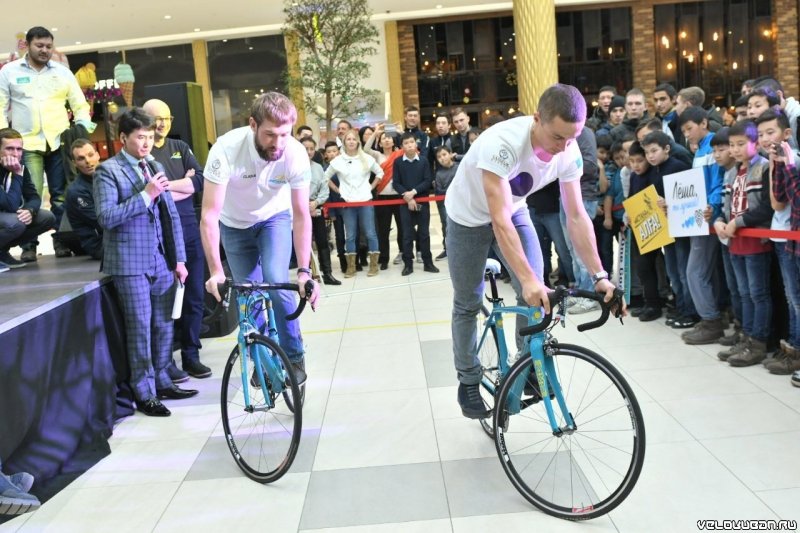Фотоотчет с презентации состава велокоманды Astana на 2018 год