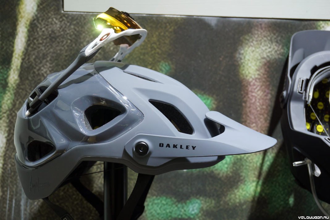 Трейловый шлем Oakley DRT5 с держателями для очков, возможностью фиксировать маску и застёжкой BOA д