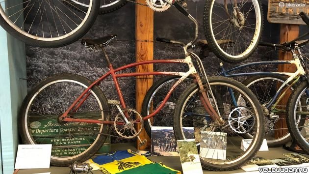 Внутри Музея велоспорта Marin (Marin Museum of Bicycling).