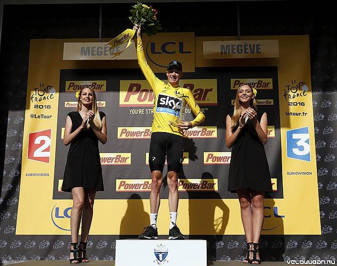 Французские депутаты требуют убрать девушек с подиума Тур де Франс
